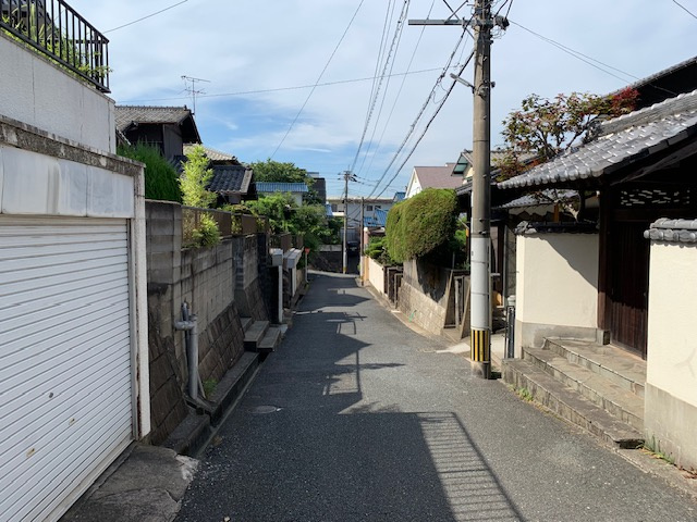 小文字一丁目9番6号（A-16）の前面道路含む現地写真