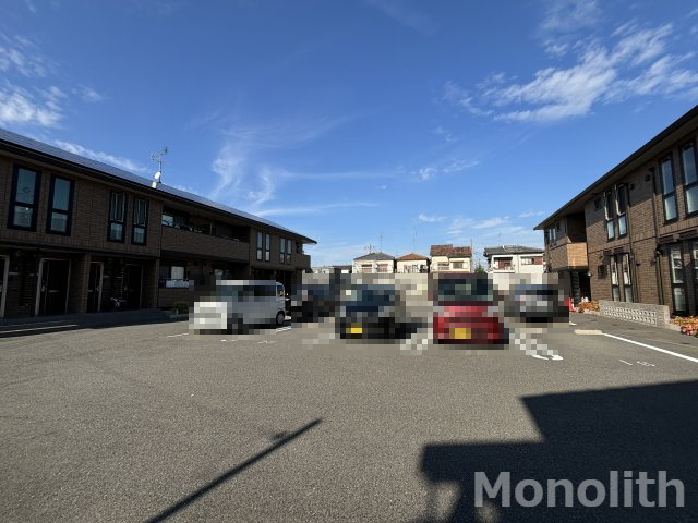 JIN輝A棟の駐車場