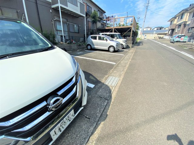 ドミールVANの駐車場