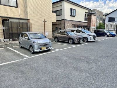 【駐車場】 | カーサ　フィレンツェ | 駐車場があるので、車を買う予定の方も安心です