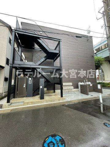 さいたま市中央区本町西２丁目のアパートのエントランス