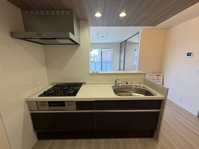 アレ・デ・フルール西向日駅前　北棟のキッチン|カウンターキッチン採用。リビングを見渡せるシステムキッチン。