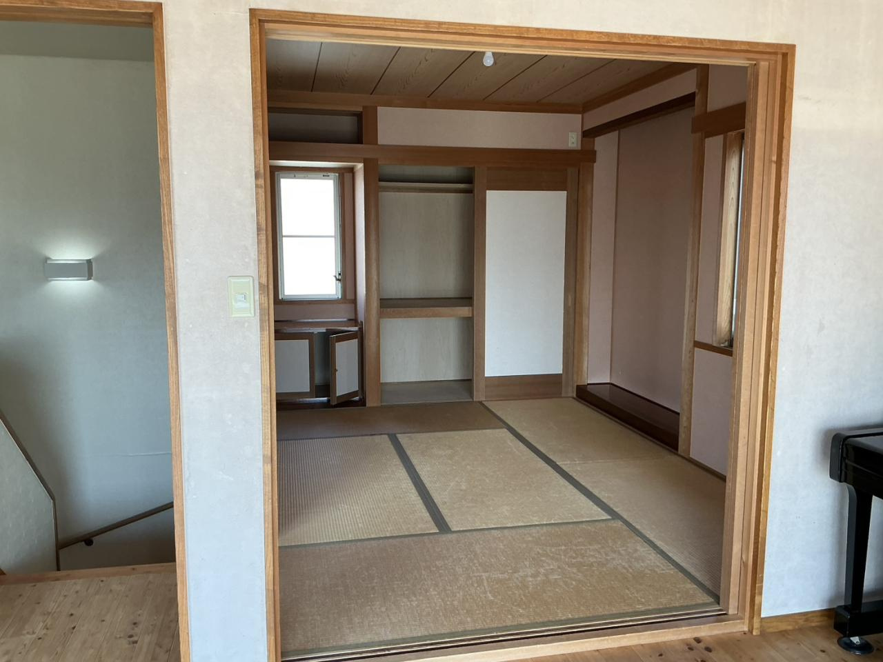 「ゆとりの5SLDK」高知市春野町南ヶ丘7丁目　中古戸建の和室|客間やリラックススペースに最適な和室。押し入れや床の間、風情ある出窓を備えた落ち着きのある空間です。
