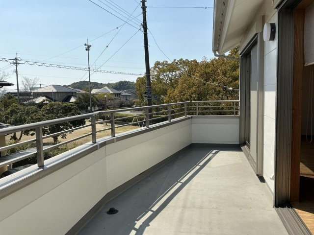 「ゆとりの5SLDK」高知市春野町南ヶ丘7丁目　中古戸建のバルコニー|開放的な眺望が広がるワイドバルコニー。陽当り・通風良好で、洗濯物を干すだけでなく寛ぎのスペースにも。