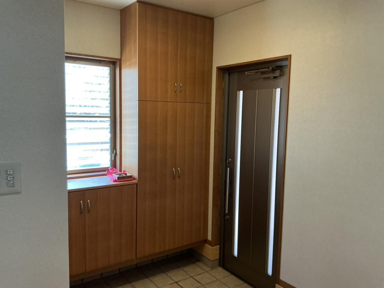 「ゆとりの5SLDK」高知市春野町南ヶ丘7丁目　中古戸建の玄関|天井までたっぷり収納できる大容量のシューズボックス付き玄関。窓からの自然光で明るく爽やかな空間です。