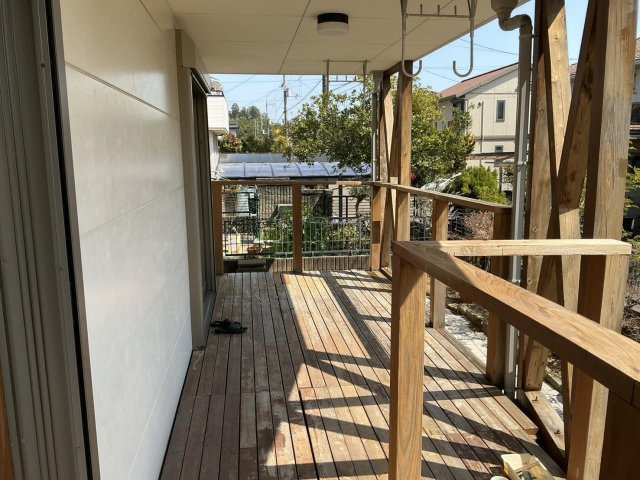「ゆとりの5SLDK」高知市春野町南ヶ丘7丁目　中古戸建のその他|陽当り良好な広々ウッドデッキ。物干しホスクリーンも完備され、洗濯はもちろん日向ぼっこにも最適です。
