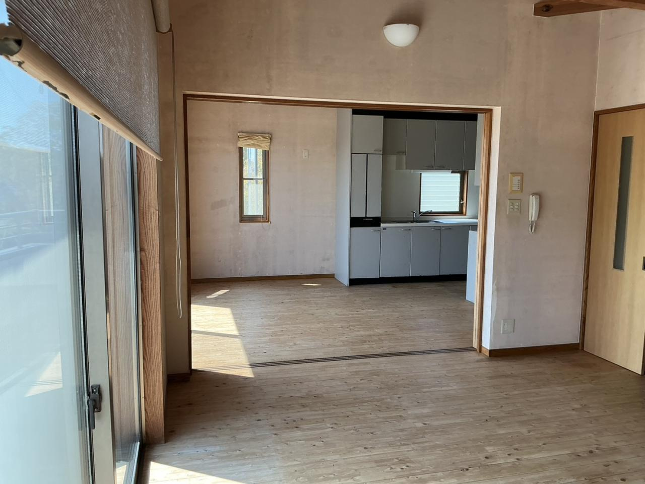 「ゆとりの5SLDK」高知市春野町南ヶ丘7丁目　中古戸建の居間・リビング|明るい光が差し込む、木の温もりあふれる広々としたLDK。隣室との仕切りを開ければ、さらに開放的な大空間に。