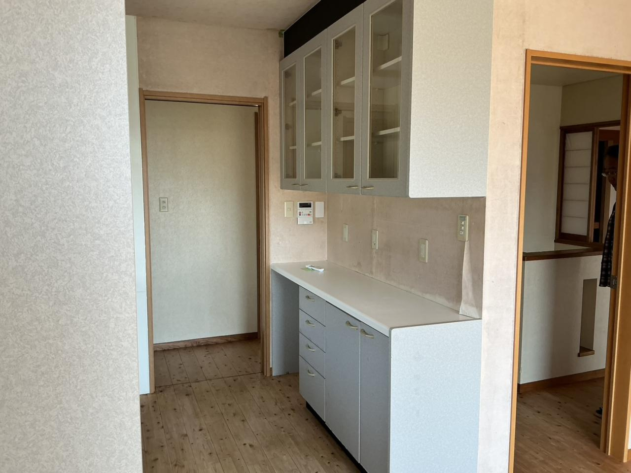 「ゆとりの5SLDK」高知市春野町南ヶ丘7丁目　中古戸建のキッチン|キッチン背面には大容量のカップボードを完備。調理家電もすっきり置けるワイドなカウンターが便利です。