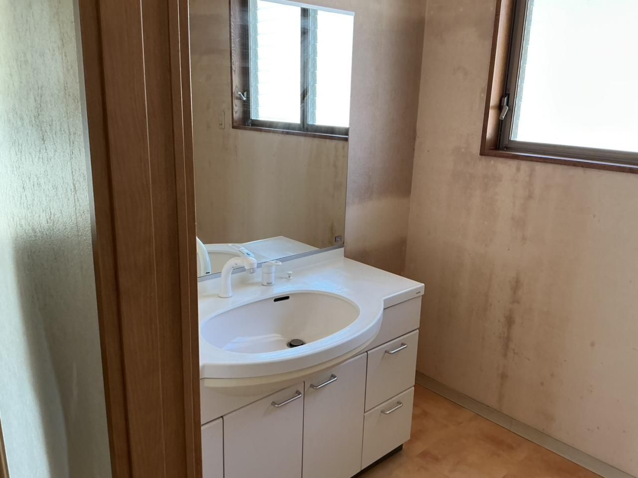 「ゆとりの5SLDK」高知市春野町南ヶ丘7丁目　中古戸建の独立洗面台|身支度に便利な大型鏡付きの洗面化粧台。窓からの自然光が心地よく、朝の準備もスムーズに整います。
