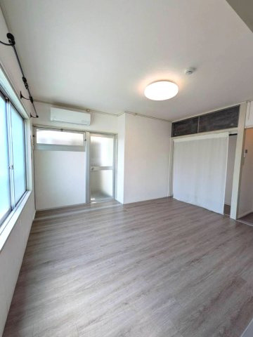 西宮市青木町のマンションの洋室|使い勝手のいい洋室です
