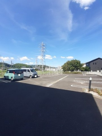 トレジャーガーデンⅢの駐車場|車をお持ちの方に嬉しい駐車場付きの物件です