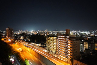 【展望】 | 【上質リノベ】ライオンズマンション古江ガーデン | 【Night View】
物件からの夜の景色は、隠れ夜景スポットのよう。
お仕事から疲れて帰ってきて、この夜景を楽しめるのも
この立地ならでは。
もう少し早い時間のサンセット夜景もキレイかも。