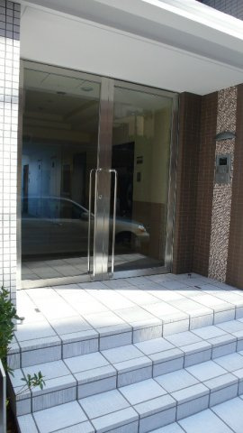 ウィステリアートのエントランス