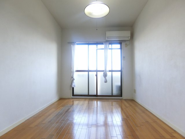 春日パルネットの洋室