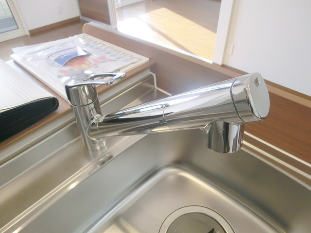ルナカーサのキッチン|浄水器一体型蛇口。