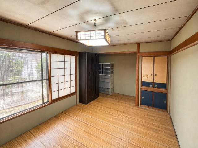 大内矢田南5丁目中古住宅の和室|明るい和室です
※本写真は物件の状態を分かりやすくするため、私物・生活用品等を画像加工により除去しており、実際の現況とは一部異なります。