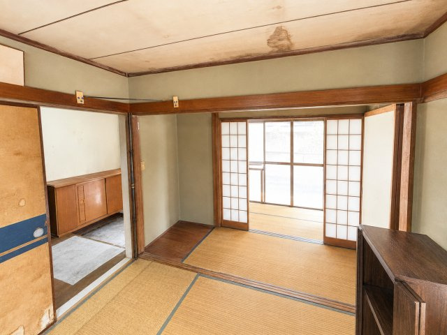 大内矢田南5丁目中古住宅の和室|落ち着いた雰囲気の和室付きです
※本写真は物件の状態を分かりやすくするため、私物・生活用品等を画像加工により除去しており、実際の現況とは一部異なります。