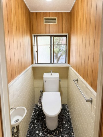 大内矢田南5丁目中古住宅のトイレ|清潔感のあるトイレです
※本写真は物件の状態を分かりやすくするため、私物・生活用品等を画像加工により除去しており、実際の現況とは一部異なります。