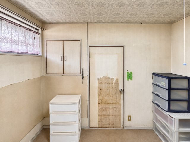 大内矢田南5丁目中古住宅の洋室|きれいな洋室です
※本写真は物件の状態を分かりやすくするため、私物・生活用品等を画像加工により除去しており、実際の現況とは一部異なります。