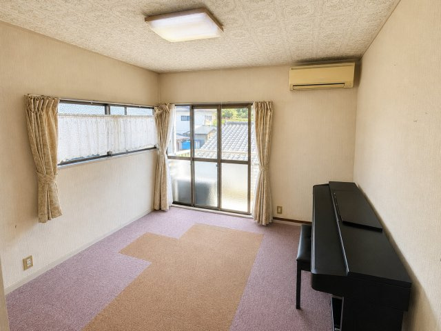 大内矢田南5丁目中古住宅の洋室|コンパクトで使いやすい洋室です
※本写真は物件の状態を分かりやすくするため、私物・生活用品等を画像加工により除去しており、実際の現況とは一部異なります。