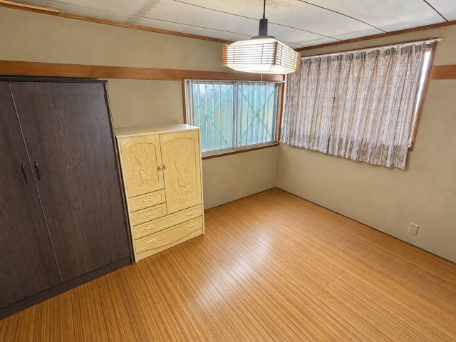 大内矢田南5丁目中古住宅の洋室|収納もある玄関です
※本写真は物件の状態を分かりやすくするため、私物・生活用品等を画像加工により除去しており、実際の現況とは一部異なります。
