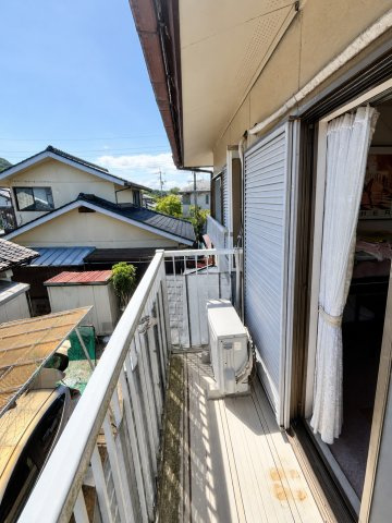 大内矢田南5丁目中古住宅のバルコニー|バルコニー付きです
※本写真は物件の状態を分かりやすくするため、私物・生活用品等を画像加工により除去しており、実際の現況とは一部異なります。