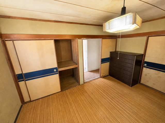 大内矢田南5丁目中古住宅の洋室|ゆったりした洋室です
※本写真は物件の状態を分かりやすくするため、私物・生活用品等を画像加工により除去しており、実際の現況とは一部異なります。