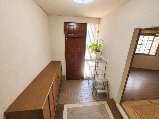 大内矢田南5丁目中古住宅の玄関|玄関です
※本写真は物件の状態を分かりやすくするため、私物・生活用品等を画像加工により除去しており、実際の現況とは一部異なります。