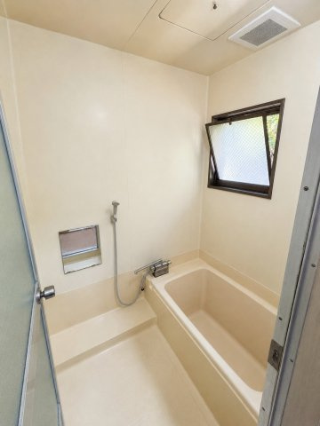 大内矢田南5丁目中古住宅の浴室|お風呂です
※本写真は物件の状態を分かりやすくするため、私物・生活用品等を画像加工により除去しており、実際の現況とは一部異なります。