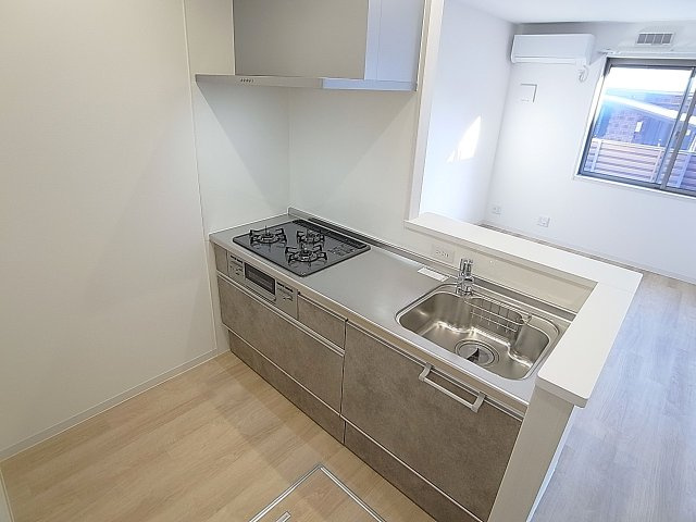 ハーバーコート神戸のキッチン|カウンターシステムキッチン、3口ガスコンロ付き