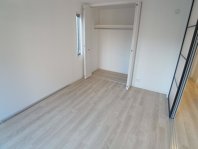 ハーバーコート神戸の洋室|角部屋につき、窓も多いです