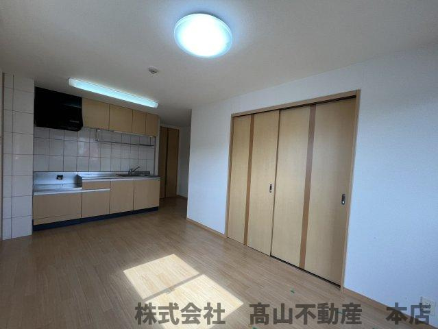 宗像市徳重２丁目のアパートの居間・リビング
