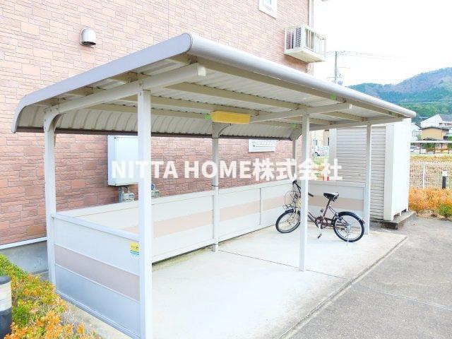 丹波市柏原町小南のアパートのエントランス|屋根付きの駐輪場な無料で使用ＯＫ★