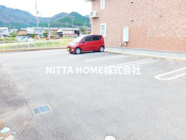 丹波市柏原町小南のアパートの駐車場|敷地内に駐車場が付いています＊