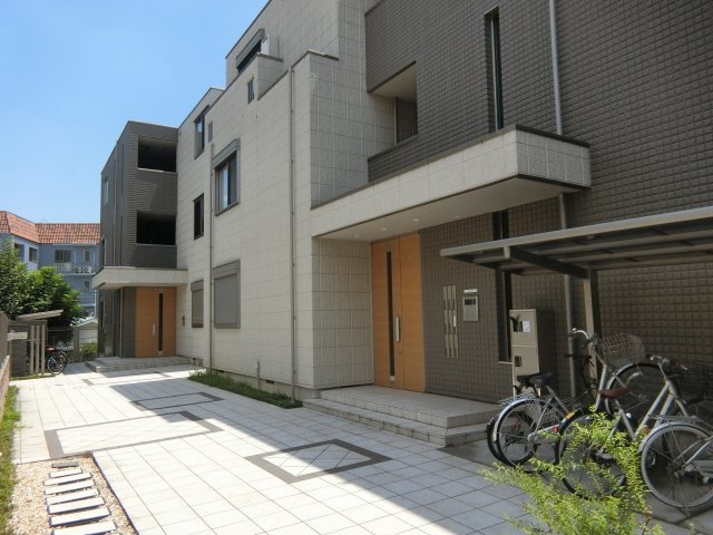 メゾン白樺中野坂上Ｔ棟のエントランス