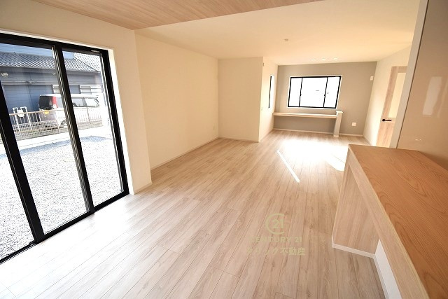 TERRACE　水戸市吉沢町　4期 　限定1棟！の居間・リビング|LDK広々24帖、家族で集まっても人を招いても、空間にゆとりがあると自然に寛げます。