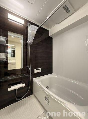サニーコーポ東三国の浴室|◆落ち着いた雰囲気の浴室です！浴室暖房乾燥機が完備され、年間を通して快適なバスタイムをお楽しみいただけます！