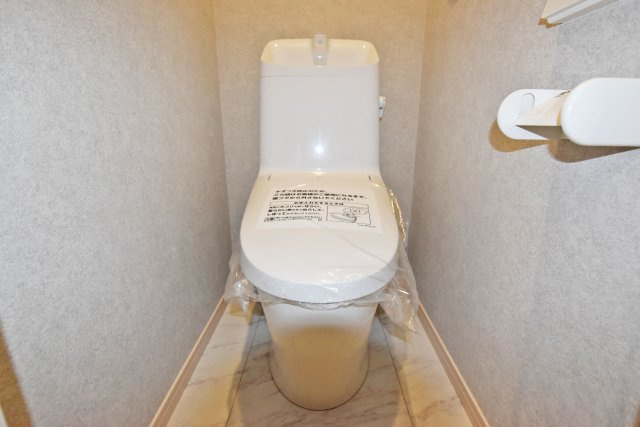 尼崎市稲葉荘1丁目新築一戸建て│2SLDK＋駐車1台可のトイレ|シンプルで無駄のないデザインはお掃除もしやすいです。温水洗浄便座付きで、毎日快適にお使いいただけます。