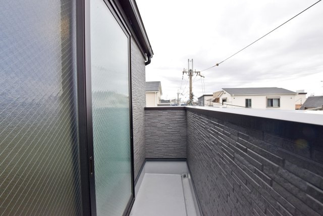 尼崎市稲葉荘1丁目新築一戸建て│2SLDK＋駐車1台可のバルコニー|南向きにつき陽当たり良好です。3ヶ所のバルコニーを備えており、洗濯物の多い日にも便利です。