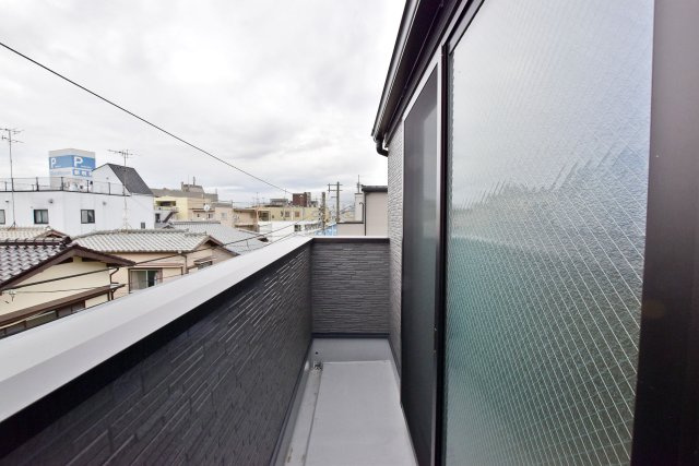 尼崎市稲葉荘1丁目新築一戸建て│2SLDK＋駐車1台可のバルコニー|目の前に高い建物がないため、空の広がりを感じられる開放的な住環境です。