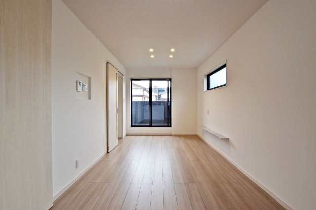 尼崎市稲葉荘1丁目新築一戸建て│2SLDK＋駐車1台可の居間・リビング|南向きバルコニーに面したリビングダイニングは、陽光あふれる明るい空間が広がります。