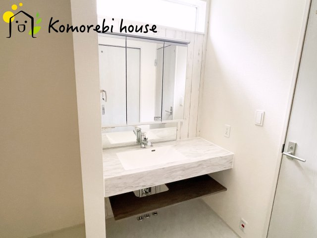 北本市本宿6丁目　4期　新築一戸建て　ブルーミングガーデン　01の独立洗面台|独立洗面台あり、毎朝おしゃれに忙しい女性の方におすすめです