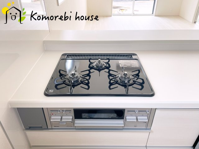 北本市本宿6丁目　4期　新築一戸建て　ブルーミングガーデン　01のキッチン|コンパクトなキッチンで掃除もラクラク