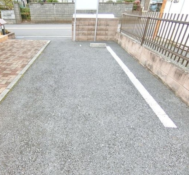 東大和市芋窪３丁目のアパートの駐車場