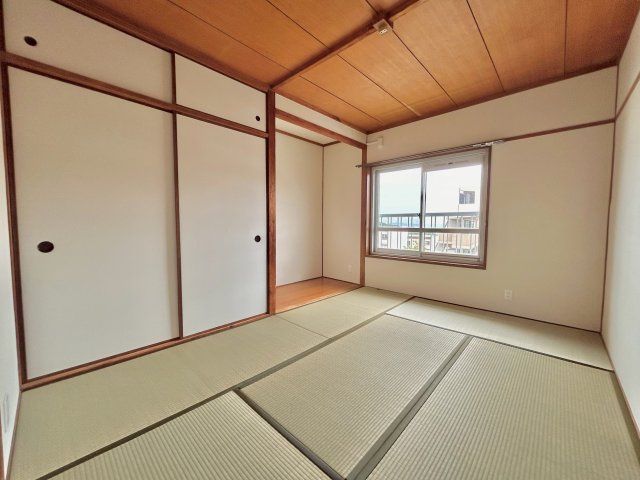 渦ヶ森コーポ18号館の和室|約６畳の和室です。
畳表替・クロス貼替されております。