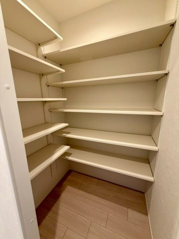 ハーティス城東の収納|廊下からアクセスできる大型収納。
