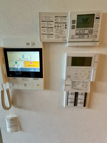 ハーティス城東の防犯設備|モニタ付きインターホン、床暖房、給湯器のリモコンが集約されています。