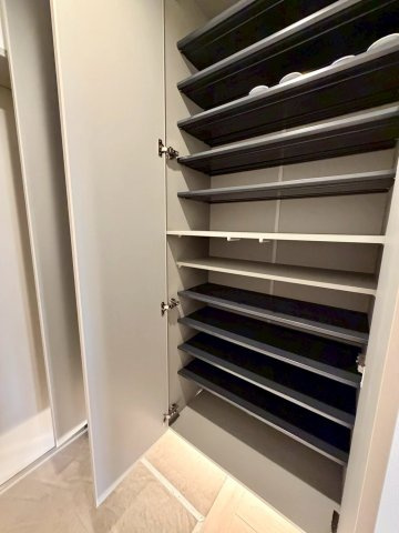 ハーティス城東の玄関|大型シューズクローゼット。家族全員の履物も余裕で収納できます。