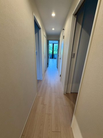 ハーティス城東の内装|玄関からLDKまで続く直線の廊下。窓の外に見える緑が美しいです。