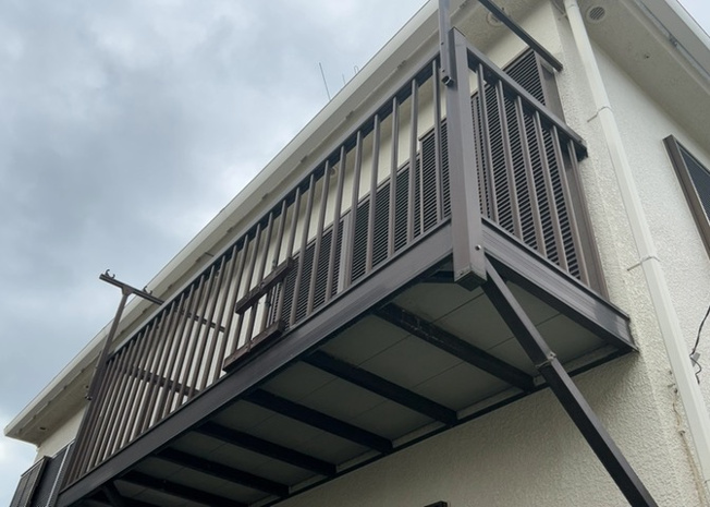 【バルコニー】 | バルコニーは、室外の専用スペースのうち、「屋根がなく開放された空間」であるものを指します。ベランダより広いタイプのものが多く、日当たりもよいため家庭菜園などを楽しみたい人にとって適した環境となります。